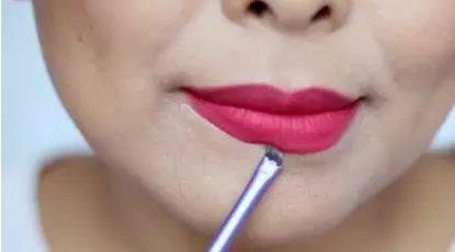 女生涂口红和不涂的区别,女生涂口红和男生涂口红