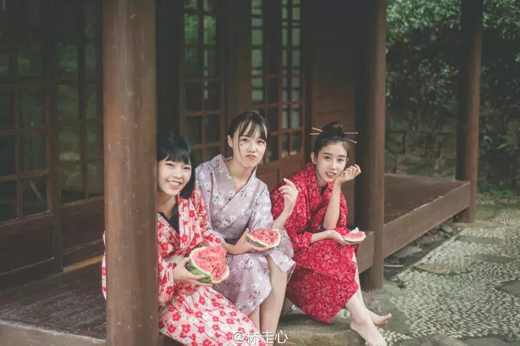 拍照怎么显脸小,拿奶茶显脸小拍照姿势