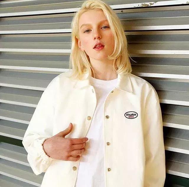 穿上这件外套你就是花丛中最酷的那朵花！