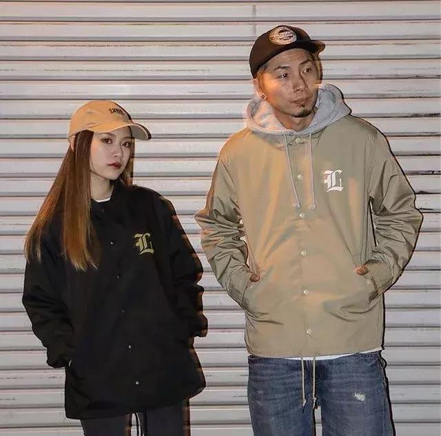 穿上这件外套你就是花丛中最酷的那朵花！