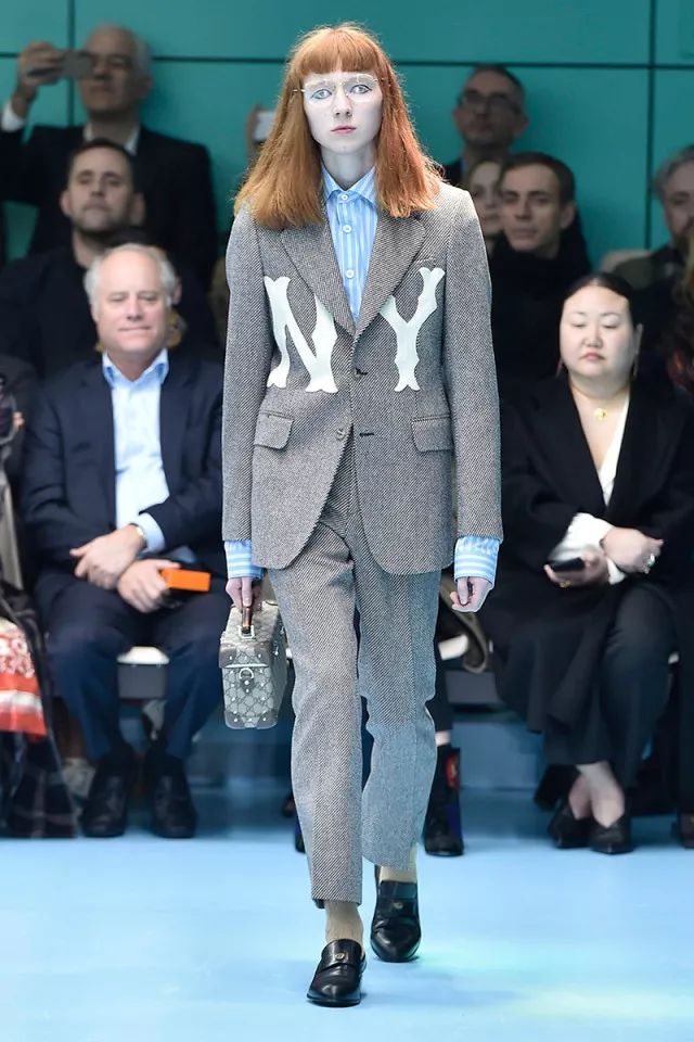 为什么ny帽子那么贵,为什么ny的logo是横着的