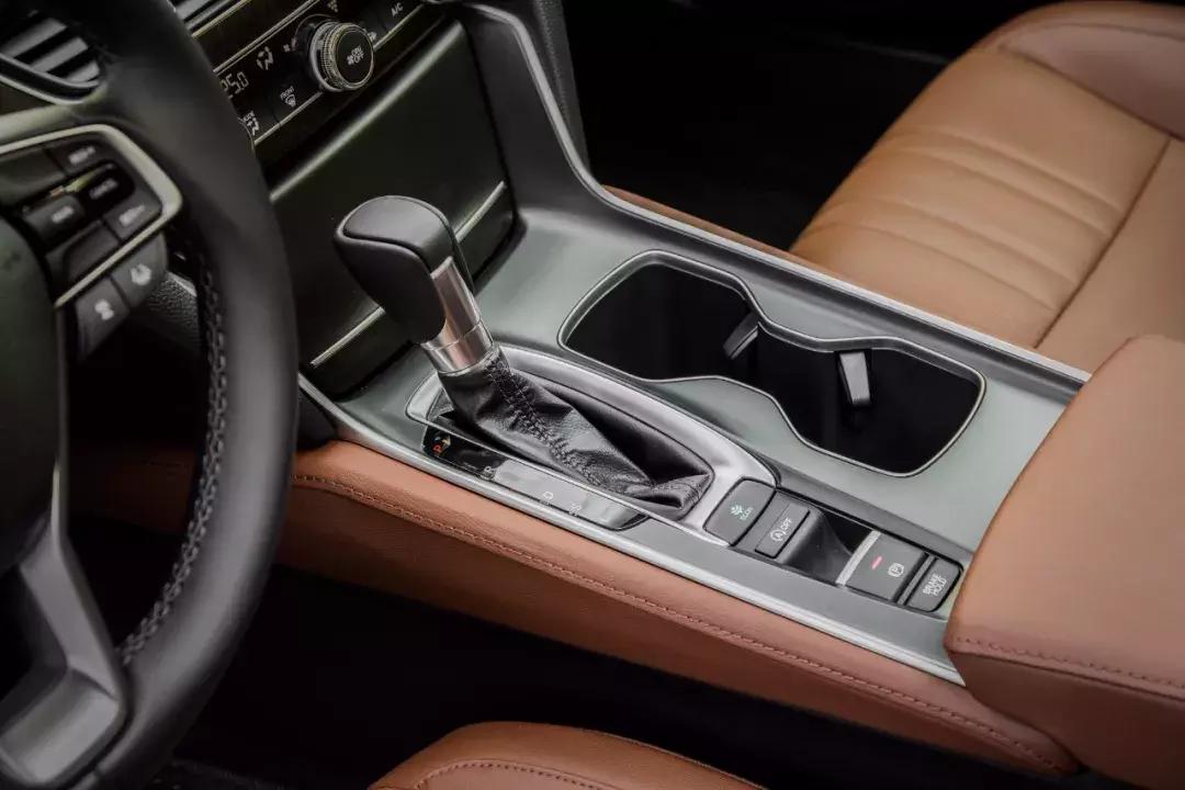 新雅阁2022款对比十代雅阁,新雅阁2022款对比十代雅阁颜值