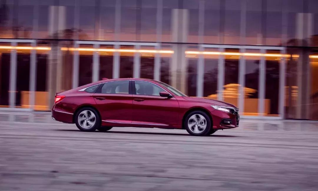 新雅阁2022款对比十代雅阁,新雅阁2022款对比十代雅阁颜值