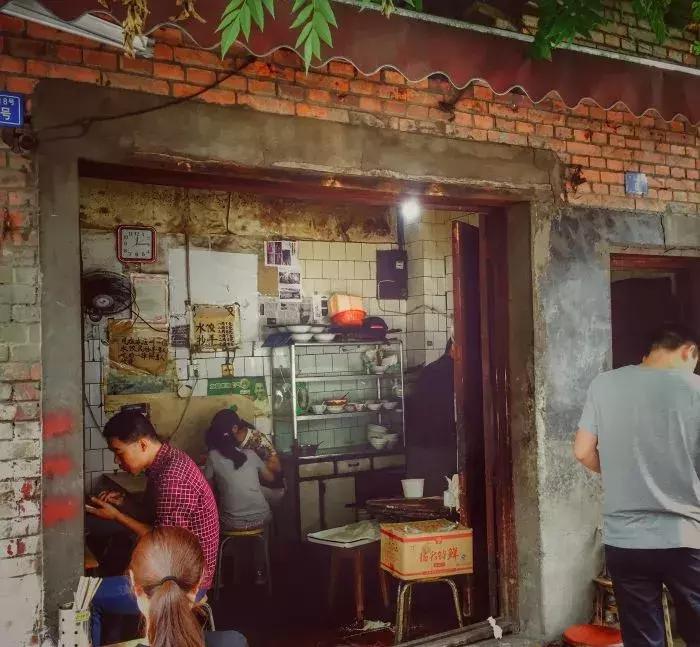 永远要排队的包子店,10元管饱小摊