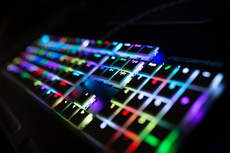 突破机械硬盘的厚度界限，做史上最薄机械键盘，而且它还有光！