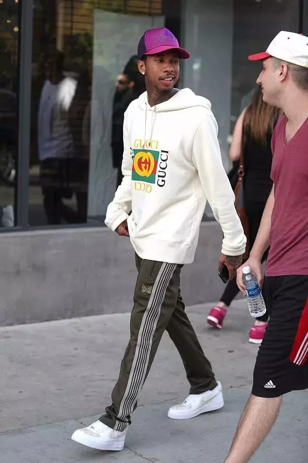 男士墨绿色帽衫怎么搭,不只有黑白色的男生穿搭