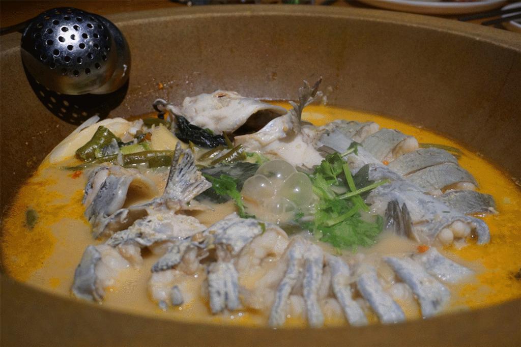 草帽盖出鲜滋味，春季吃鱼最当时——云中歌蒸汽石锅鱼吃起来！