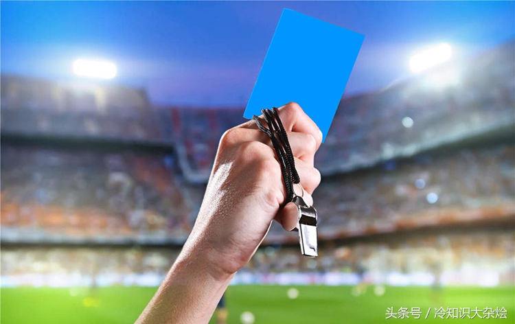 足球除了红黄牌还需要蓝牌吗,足球蓝牌和绿牌是什么意思