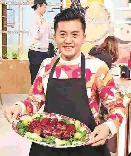 其貌不扬却与三位港姐保持暧昧原来还是足球小子