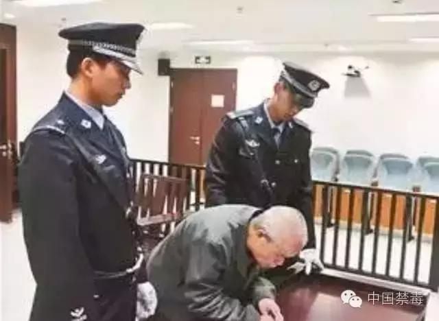 90年代一女子谈恋爱判死刑,为了爱情而判处死刑的女孩