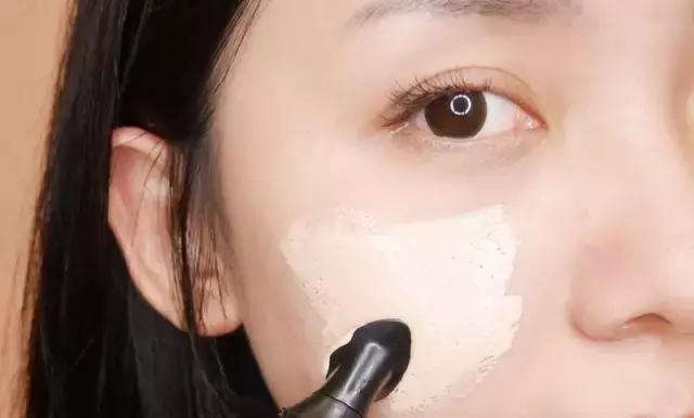 涂粉底液女人都担心的是什么,99%女人搞错油性肌肤解决方法