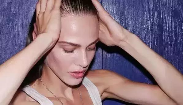 涂粉底液女人都担心的是什么,99%女人搞错油性肌肤解决方法