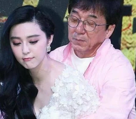 5年前范冰冰和成龙酒桌下的小动作意外曝光,再次心疼李晨三秒钟