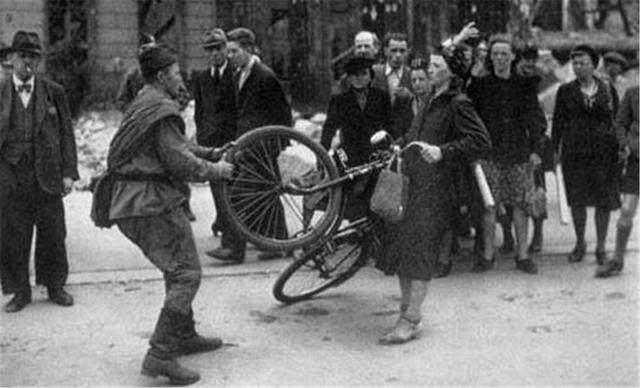 二战后的德国崩溃到什么程度？只需要2根香烟，就能换1个女人！