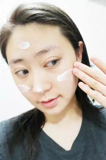 晚上睡觉前涂很多护肤品好吗,晚上必须睡前涂护肤品吗