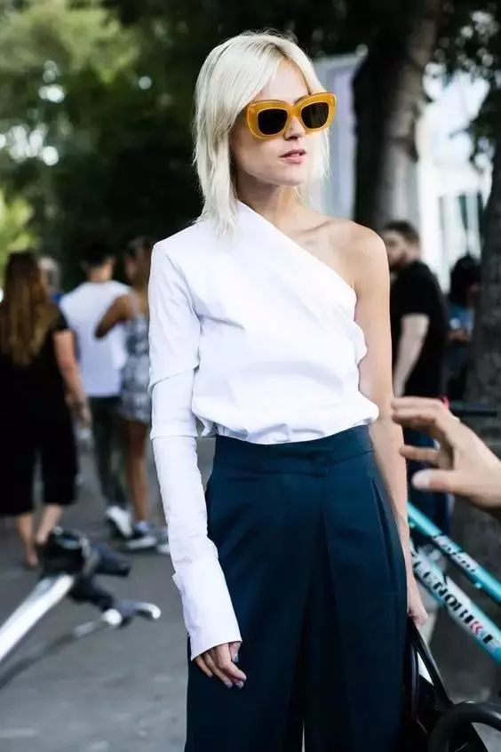 露肩衣服里面穿的什么美背,露肩露背的衣服