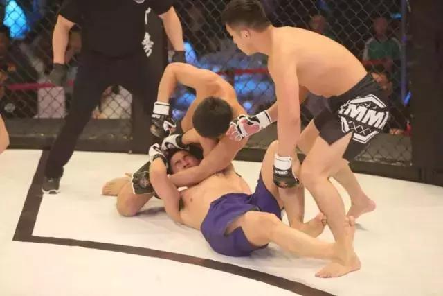 拳王梅威瑟被群殴,战神5暴打奥丁