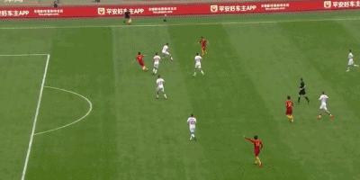 国足小将连续摆脱世界波直奔死角,够拼