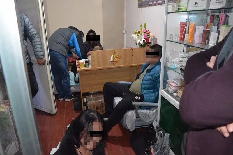 三女一男涉嫌卖淫，这类商店有猫腻！可能就在你楼下