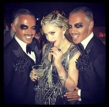 加拿大生,住伦敦,意大利成名，麦当娜找他们设计了150套衣服