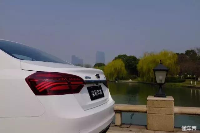 吉利帝豪ec7和715哪个好,吉利帝豪ec7油气混合版测试