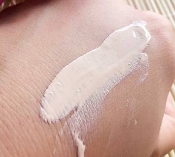 轻薄遮瑕不卡粉不脱妆粉底液,怎么涂粉底液既遮瑕又轻薄