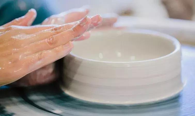 满大街的陶艺馆依然是很好的创业方向，只要换个角度