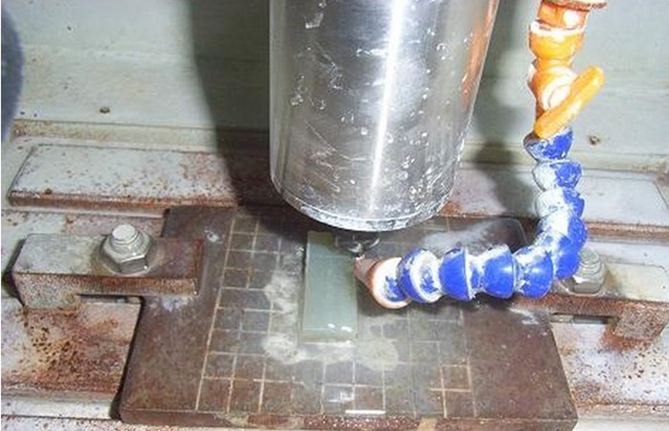 如何区别翡翠玉石是机器雕刻还是人工雕刻？鉴别手工雕与电脑雕