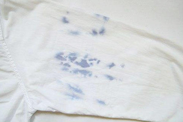 衣服上的顽固汗渍和霉渍怎么去除,有霉点汗渍的衣服怎么洗