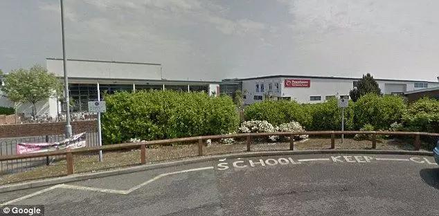 外国小哥看*片A**正爽,突然!发现男主角竟是自己数学老师!