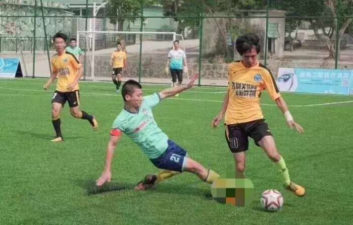 立刻滚出球场!这种人不配踢足球!足球场不是你出气的地方