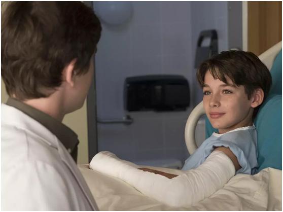 甩了《翻译官》十条街，这才是我想看的职业剧