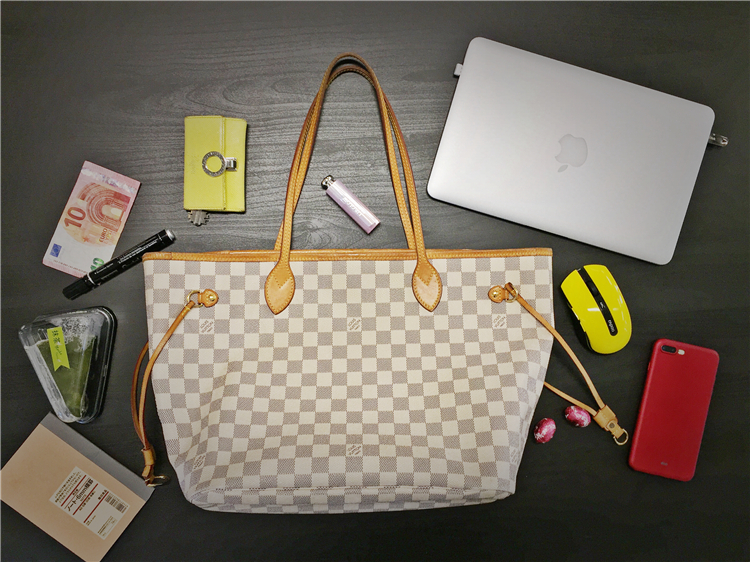 我们翻遍了300名员工的私人包价值¥100000000没别的就是壕！