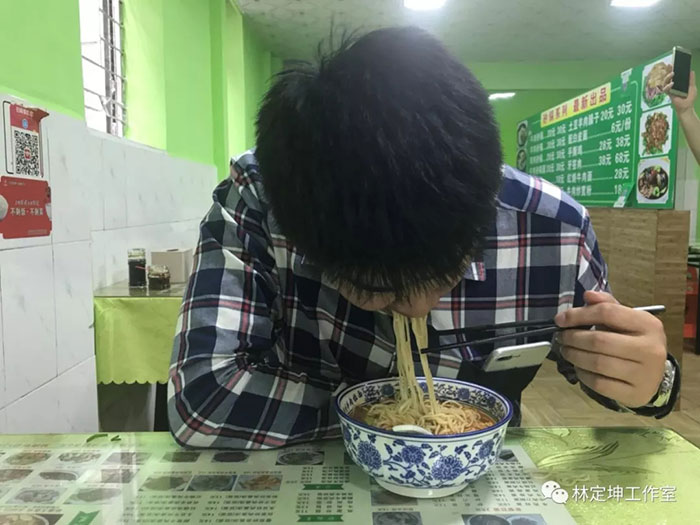 吃饭时姿势不正确对身体的危害,吃饭不正确的姿势