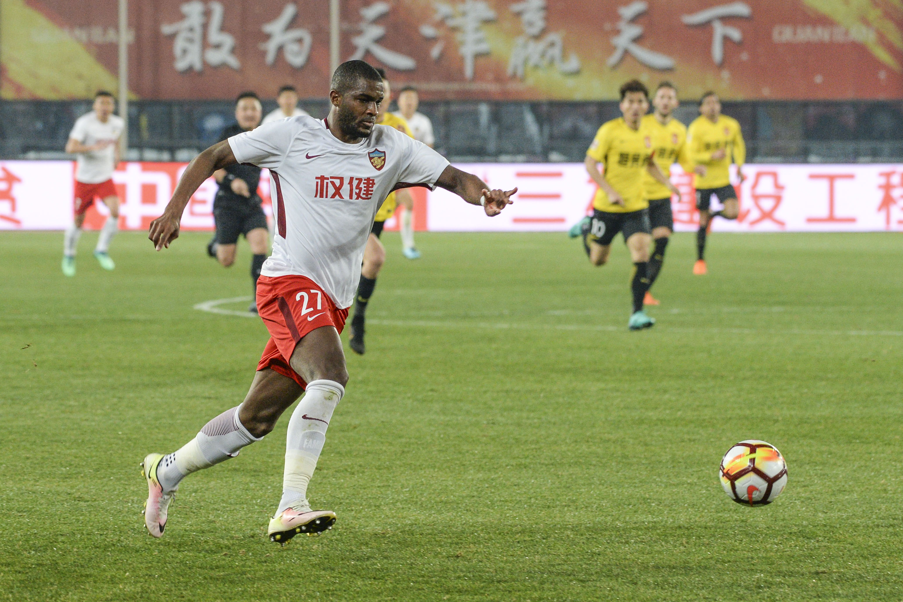 面对前任权健难展笑颜海体多打一人却一球落败