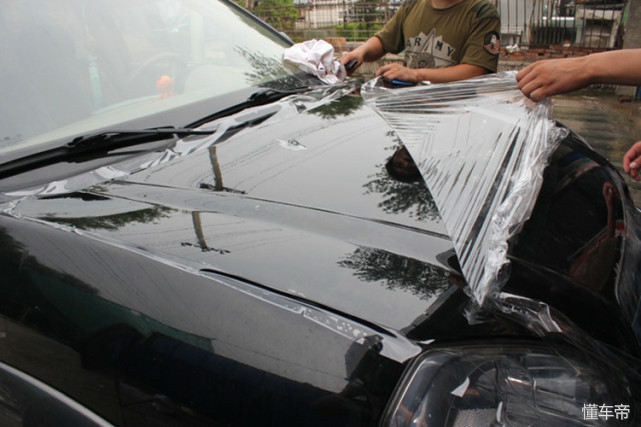 贴了隐形车衣可以防划伤吗,隐形车衣能避免车漆划伤吗