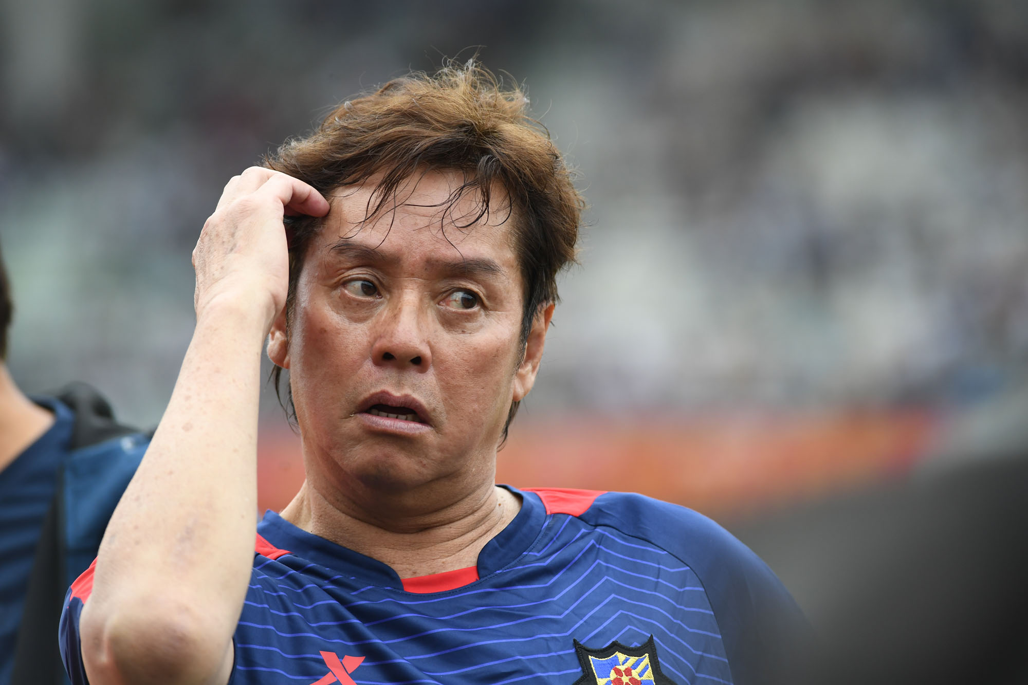 香港明星足球队员谭咏麟合照,香港足球队表演赛谭咏麟