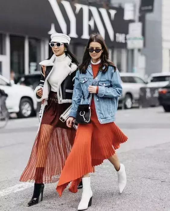 长款百褶裙夏季怎么搭配,这个夏天必备的三款半裙百褶裙