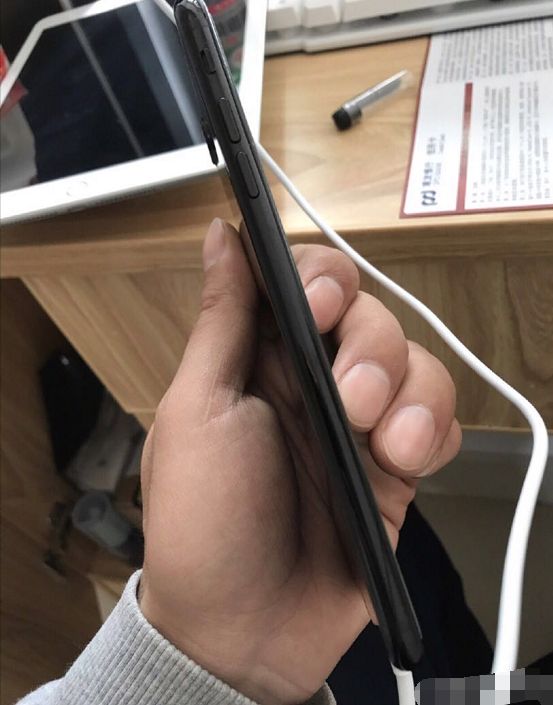 买亮黑iPhone7Plus太亏！256GB报价4000没人要！