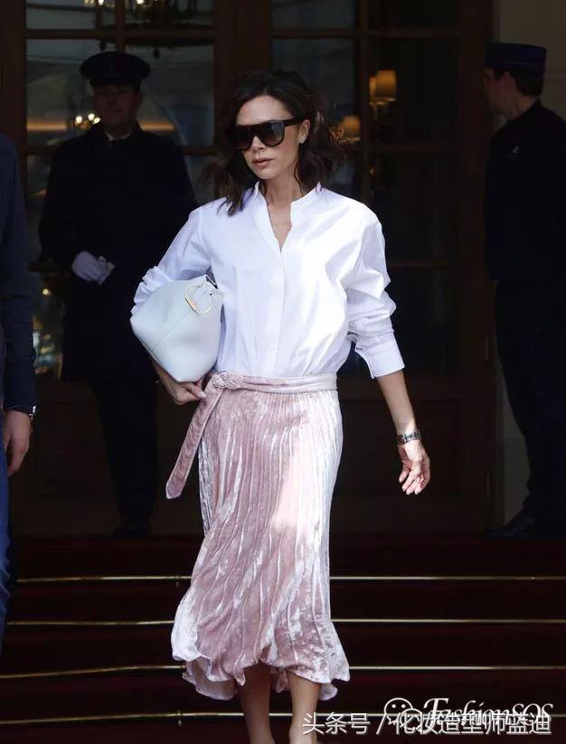 圆领卫衣长款百褶裙搭配图女款,百褶裙搭配卫衣搭配丝袜乐福鞋