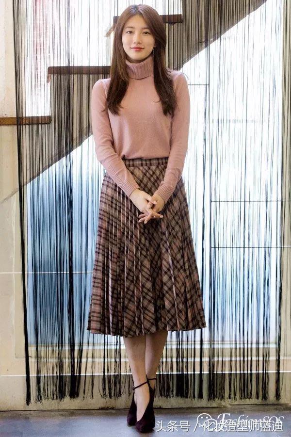 圆领卫衣长款百褶裙搭配图女款,百褶裙搭配卫衣搭配丝袜乐福鞋