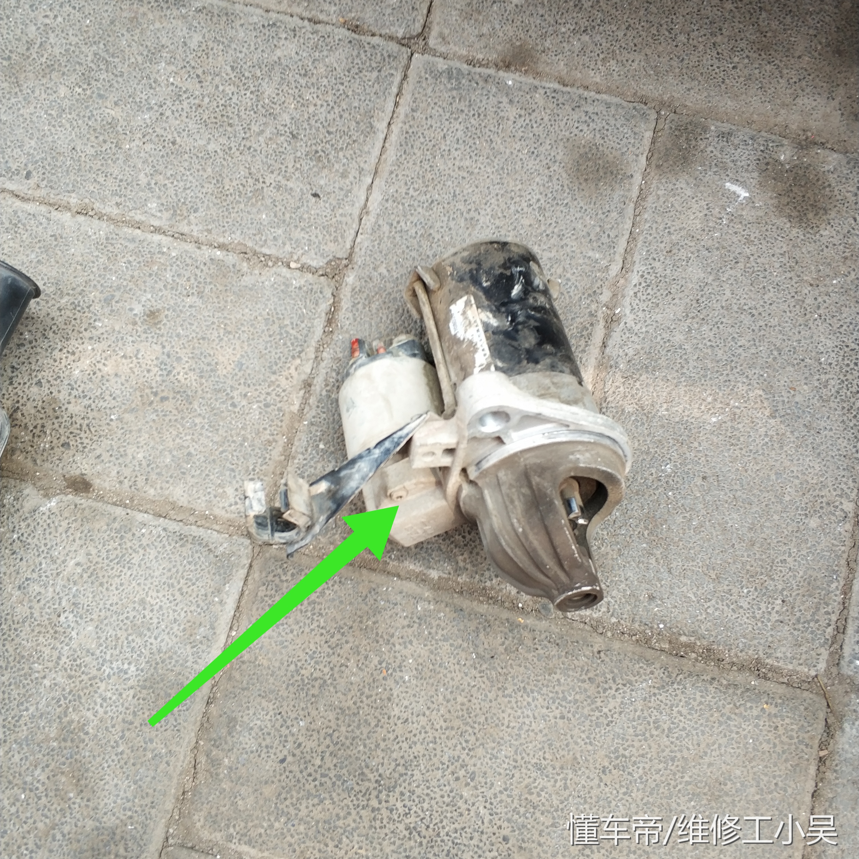 10万公里的比亚迪拧钥匙没反应，车主却把车推到了修理厂检查！