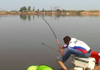 野钓串钩怎样钓鱼才是正确的,用路亚竿水库野钓串钩用多大铅坠