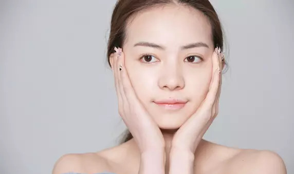 脸上种了樱桃草莓？郑爽崔雪莉的“果汁脸”怎么画出来？