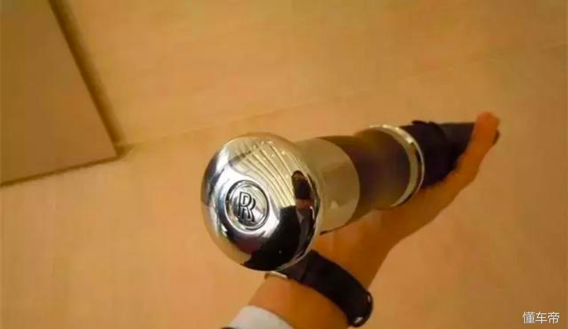 这把雨伞比YEEZY还贵？价值一万，揭秘劳斯莱斯前门雨伞，装X利器