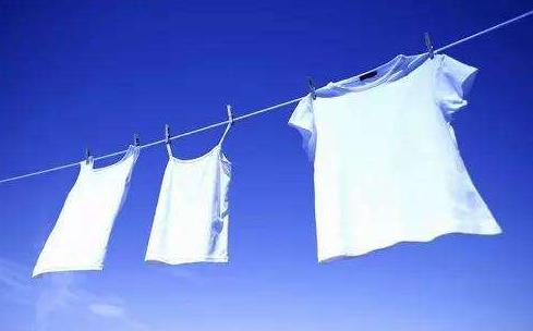 衣服有异味不用水洗怎么快速除味,衣服染颜色还有污渍怎么办