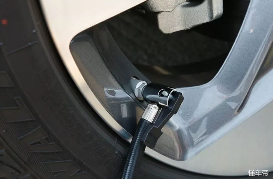 轮胎不够力怎么办,汽车轮胎漏气是充气还是换备胎