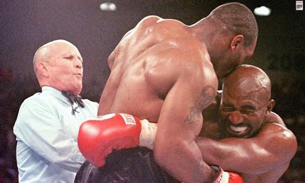 泰森咬耳朵裁判,泰森拳击比赛咬耳朵这一场谁赢了