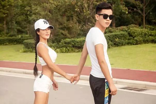 世界最年轻辣妈身材,比基尼走秀夏日套装欧美辣妈