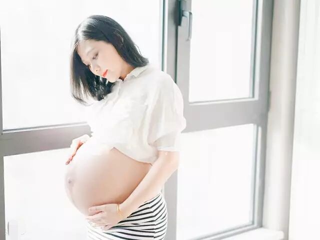 孕妈妈皮肤黑吃什么宝宝会变白,孕妈妈身体变黑说说